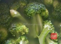 香菇西兰花的做法图解1