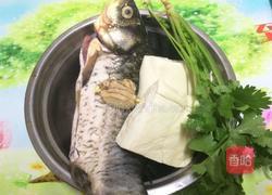 豆腐炖鲫鱼汤的做法图解1