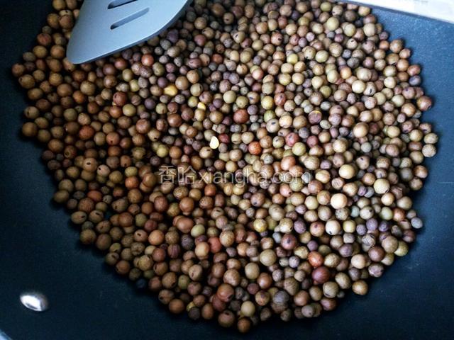 开小火用炒锅将黑豆煸炒。炒至黑豆散发出豆香味。