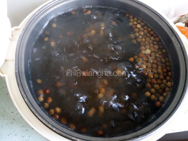 等水开后加入4克食用碱，一直煮。