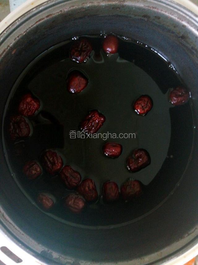 等锅中的水第二次快煮干是，再次填满水，加入3克食用碱煮至水还剩一般时，加入大枣，冰糖煮至水剩三分一就可以啦。
