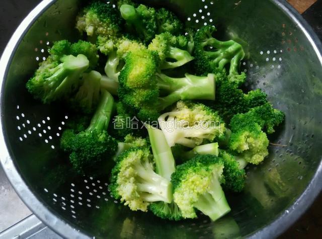 捞出过凉水，沥干水分