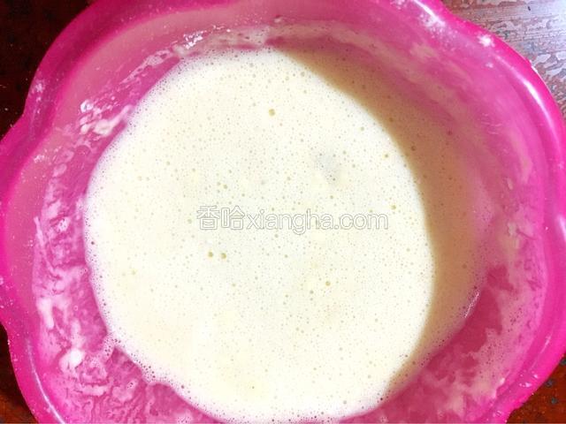 打发后的鸡蛋糊和香蕉糊分次混和，再倒入少许油搅拌均匀