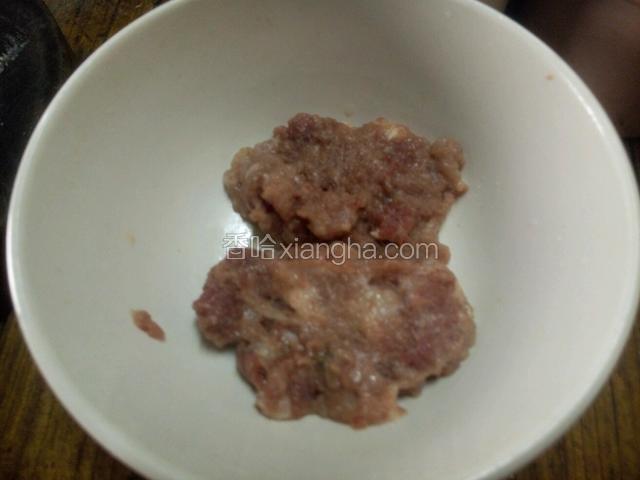 将肉剁成肉泥，加入生抽，盐，香油，料酒混合均匀