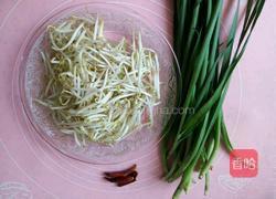 绿豆芽炒韭菜的做法图解1