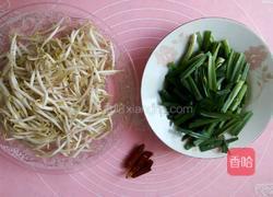 绿豆芽炒韭菜的做法图解3