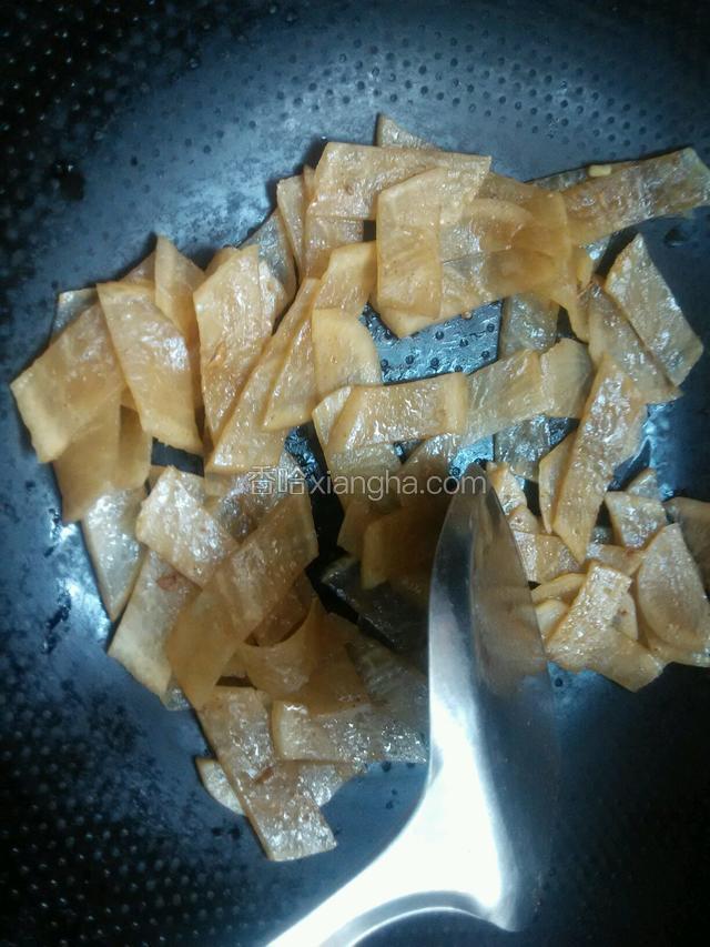 翻炒几下加入生抽。