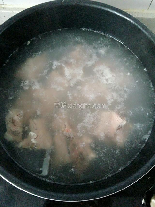 排骨放开水里焯一下