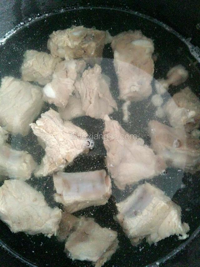 焯好的排骨放高压锅内加适量的水