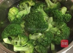 西兰花炒肉的做法图解2