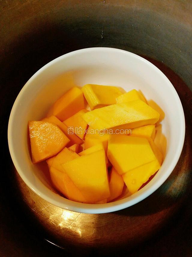 把南瓜块隔水蒸熟。