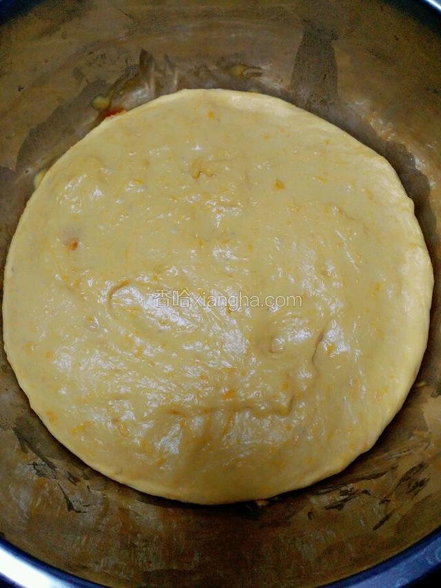 在盆面覆盖湿毛巾，等面糊发酵。