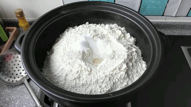面粉加入盐，酵母，泡打粉搅匀放入盆中