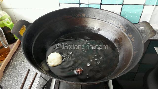 锅中放宽油，油热先下个小面挤炸一下，看顺间浮起，正明油温够火候了。