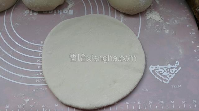 松驰后用擀面杖擀成园饼状。
