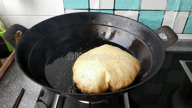 然后顺着锅边一侧下入生胚油香鼓气了