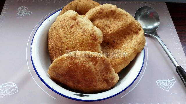 炸好放入盆中，趁热食用香着呢。