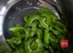 蚝油苦瓜的做法图解1
