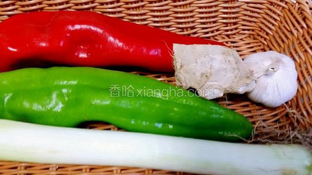 青红椒，大葱，蒜，鲜姜备用。
