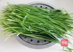 Illustration of how to make leek and egg-filled dumplings 1