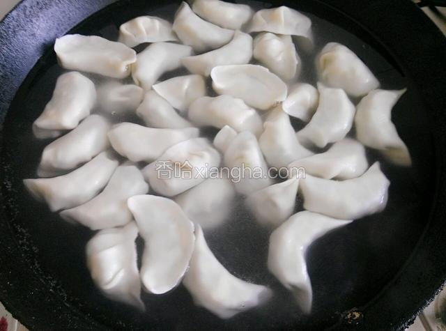 锅中放水烧开，放入少许盐，放入饺子用勺子从锅边轻轻的推动饺子，防止饺子粘连在一起
