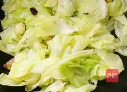 手撕卷心菜炒猪油渣的做法图解7