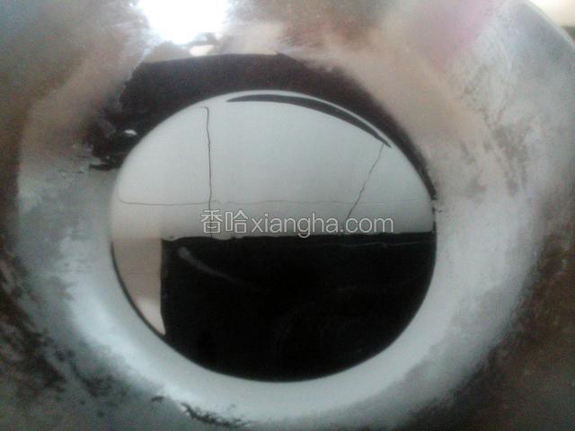 锅内倒入适量油烧热
