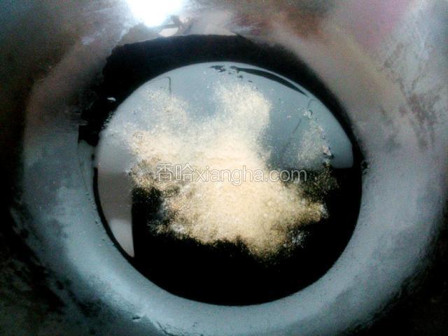 倒入适量五香粉