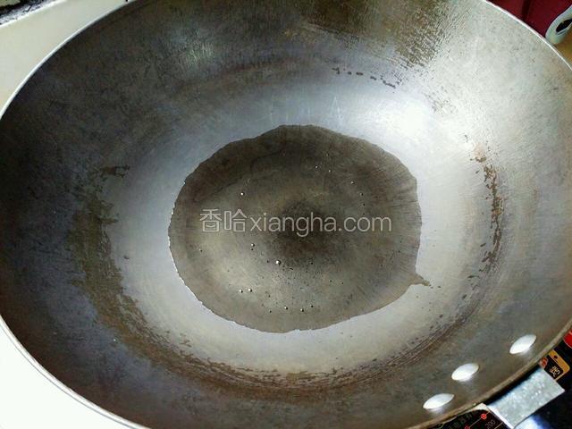 炒锅加入适量油，烧热