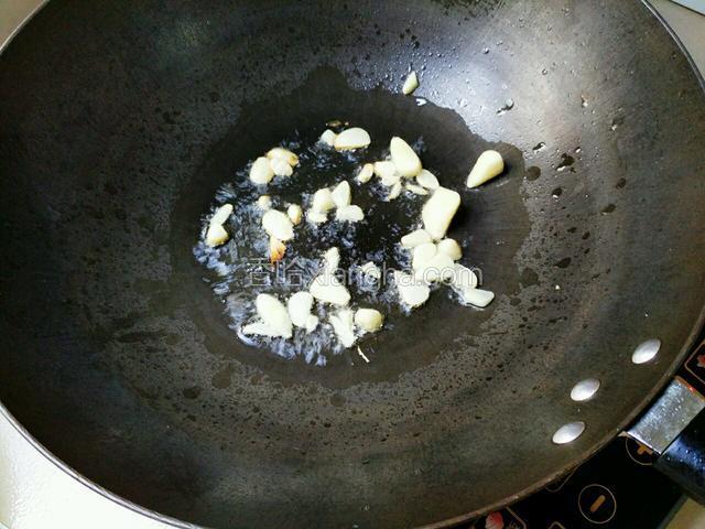 放入大蒜炒出香味