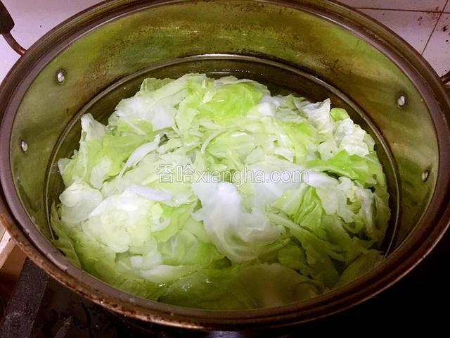 焯水时锅里放点盐和食用油，焯水后立即过凉水沥干水分待用