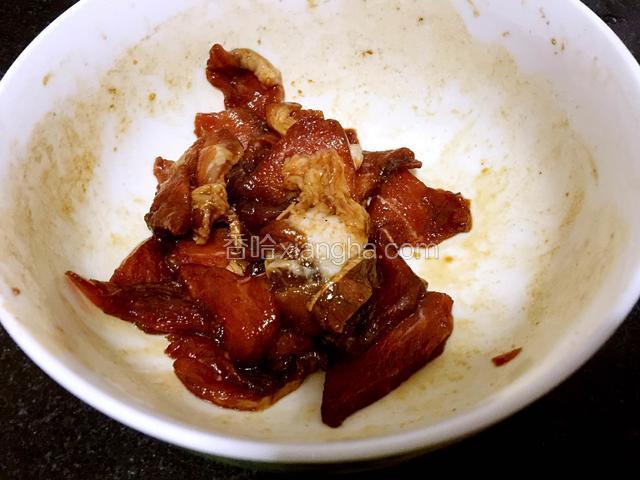猪肉片用盐，食用油，料酒，老抽腌制十分钟。