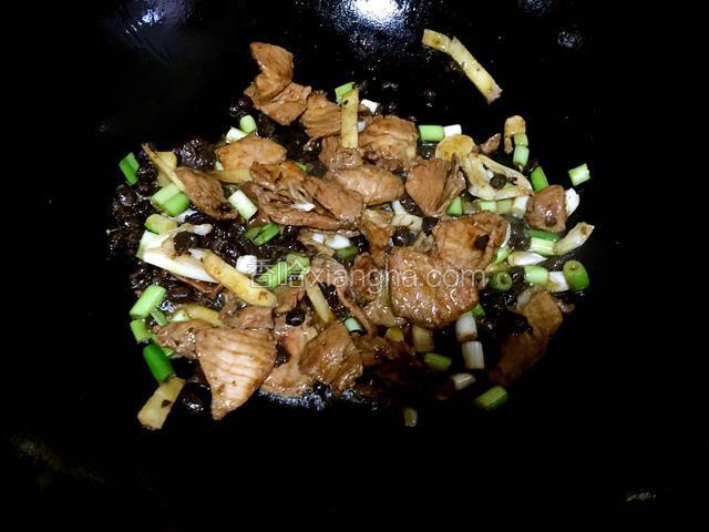 倒入肉片翻炒，加入葱姜蒜翻炒，顺锅边倒入料酒出香味。
