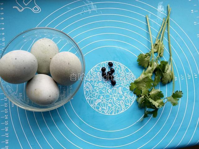 材料准备好，松花蛋要蒸一下