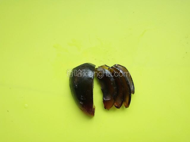 松花蛋切一片一片做鱼尾