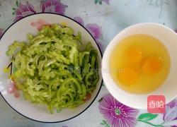 鸡蛋炒苦瓜的做法图解1