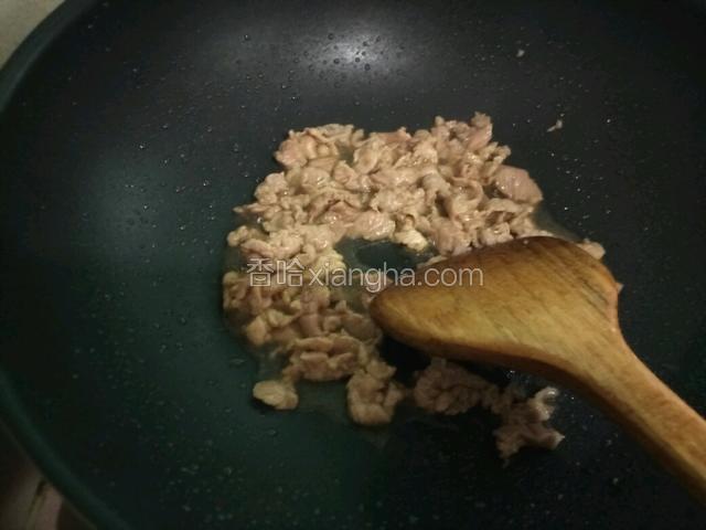 热锅放油下肉片炒熟，装盘待用