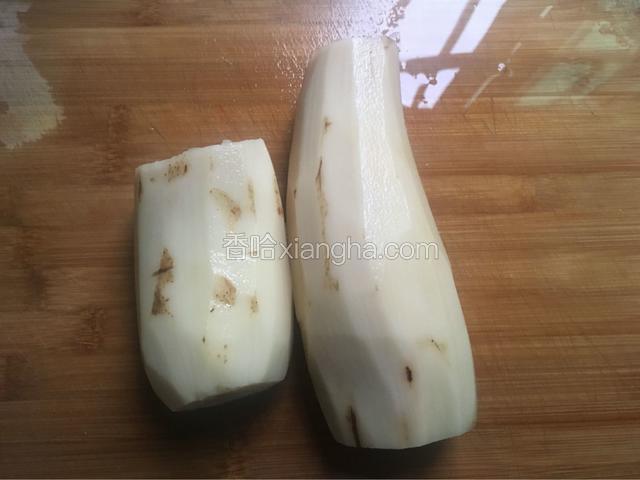 莲藕削皮洗净