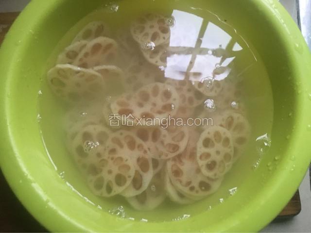 切好的莲藕放在清水中泡一下