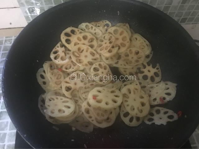 把藕片放入一起炒