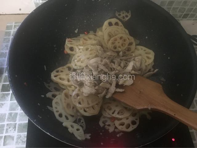 炒至断生后把炒好的瘦肉放进去翻炒均匀