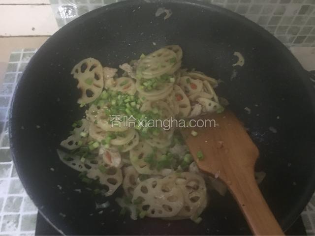 撒上葱花，加入适量的鸡精调味即可