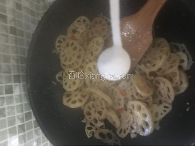 加入适量的盐，然后飞一点点水继续炒