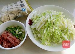 肉丝卷心菜炒面的做法图解1