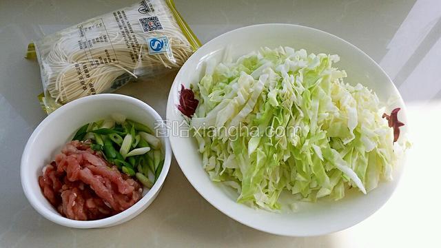 准备食材:猪肉和卷心菜洗净切丝，葱切成葱花。