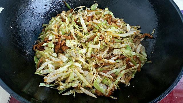把卷心菜倒入锅中炒软。