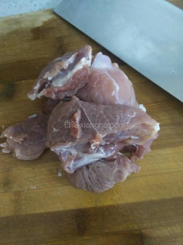 将瘦肉洗净，沥干水