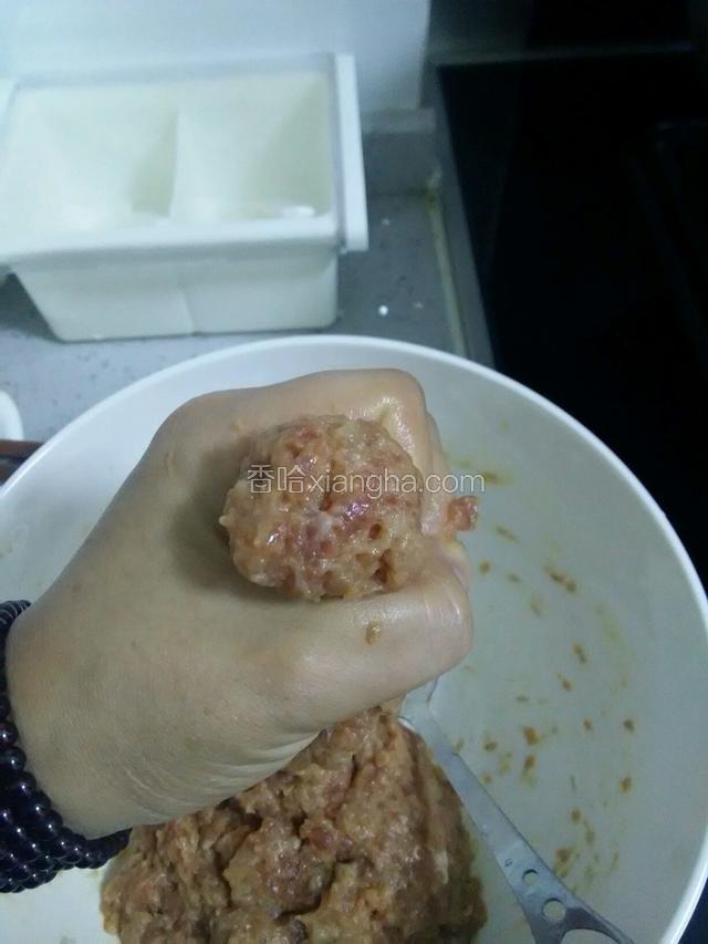 用大拇指食指挤岀肉丸