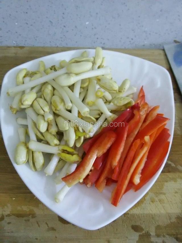 将花生芽去掉皮洗净，彩椒洗净切条