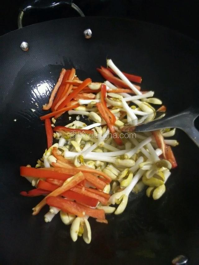 放入花生芽彩椒炒匀，放入盐炒匀